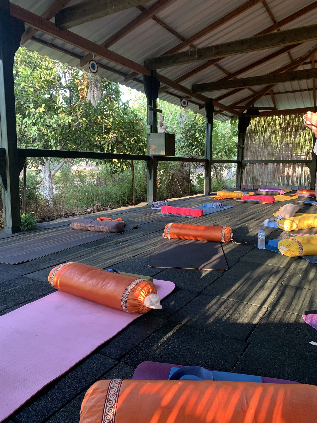Yoga-Matten im grossen Studio der Grenadine Lodge